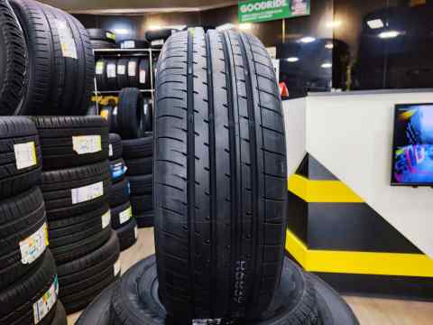 Yokohama Bluearth-XT AE61c 235/50 R19